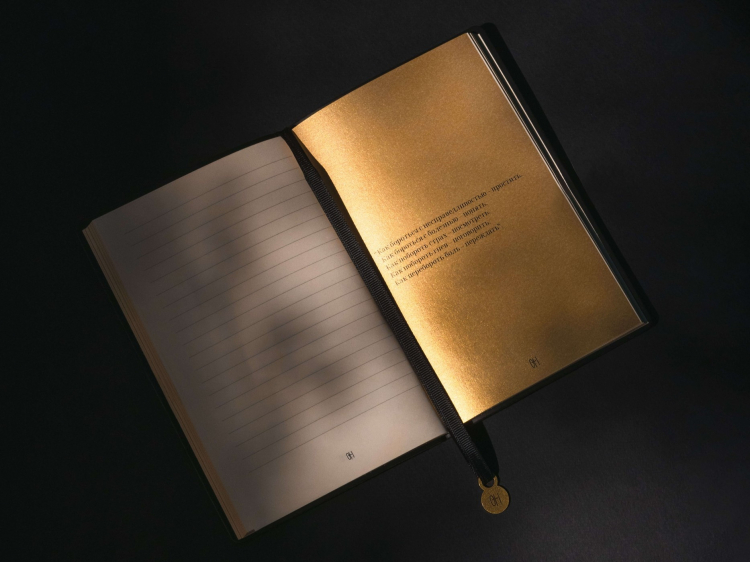 SPIRIT OF INSIGHT, Ежедневник с медальоном «Он. Интервью с Пророком» 